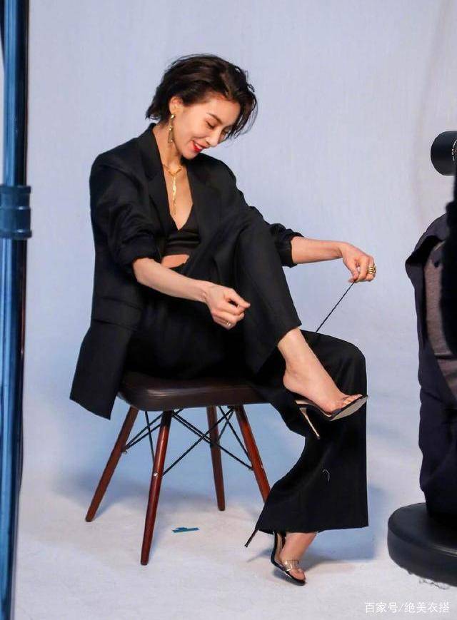 但巧妙地运用了肤色当点缀色,适当地露肤,以及精致细高跟的风格强化