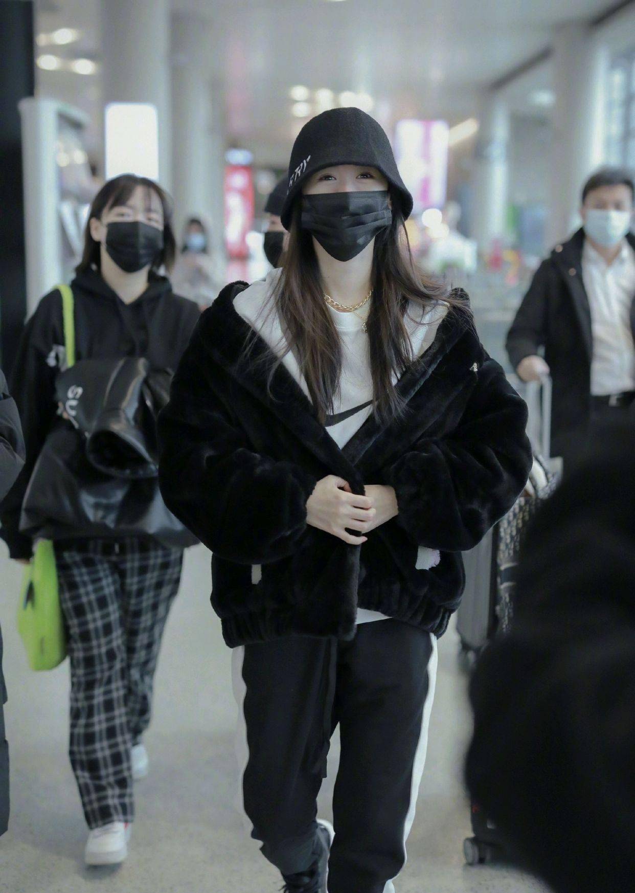 袁冰妍最新机场look,连帽卫衣叠穿人字纹大衣,搭配简单造型很潮_上身