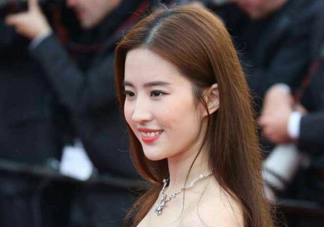 原创刘亦菲脸上竟然惊现奶奶线天仙的完美骨相也难逃这劫