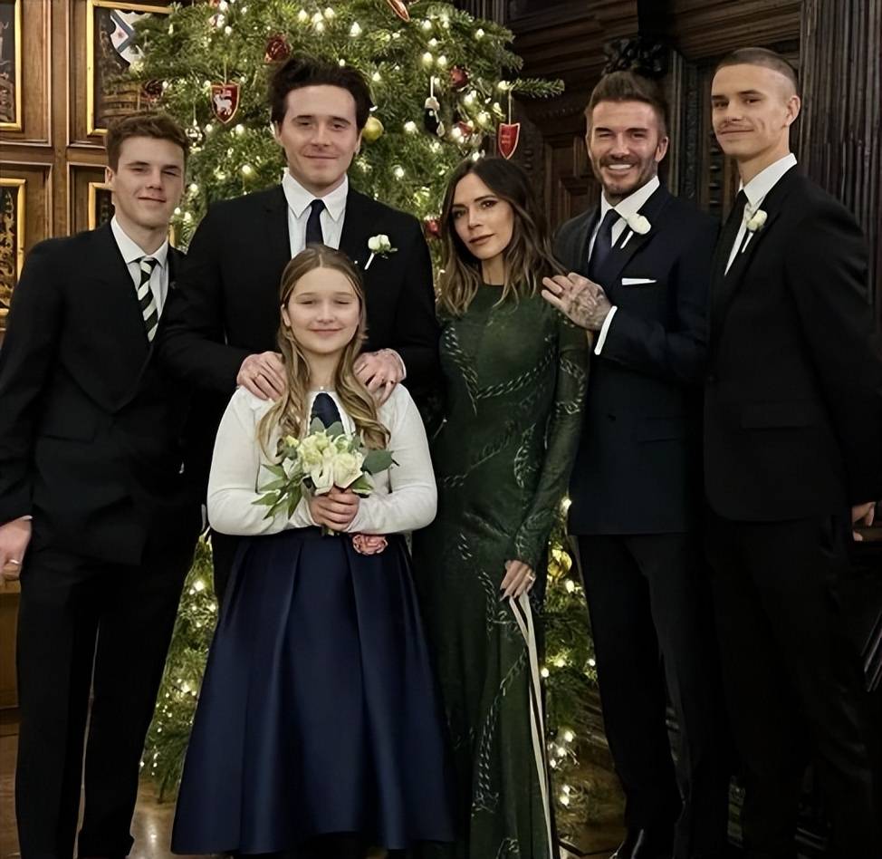 贝克汉姆一家坐游艇出海,小七穿泳装白白胖胖,妻子瘦到肋骨突出