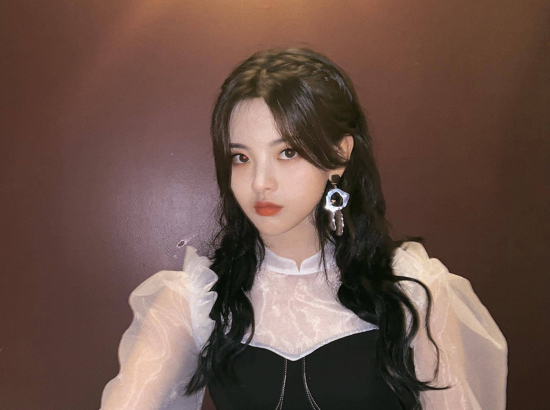 杨超越的穿搭很有活力耳环就是一大亮点真是少女的穿搭典范