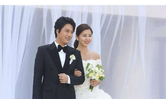 的是作为富家公子哥的韩在硕,也很少出现在银幕前,与妻子一同照顾孩子