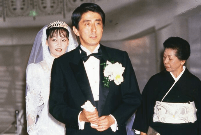 原创安倍昭惠婚纱照惊艳佩戴珍珠泪出嫁跟33岁安倍郎才女貌