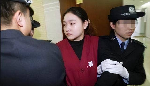 2006年,虚荣女模特为给男友买保时捷,骗取奥运冠军及姨夫320万_张笑