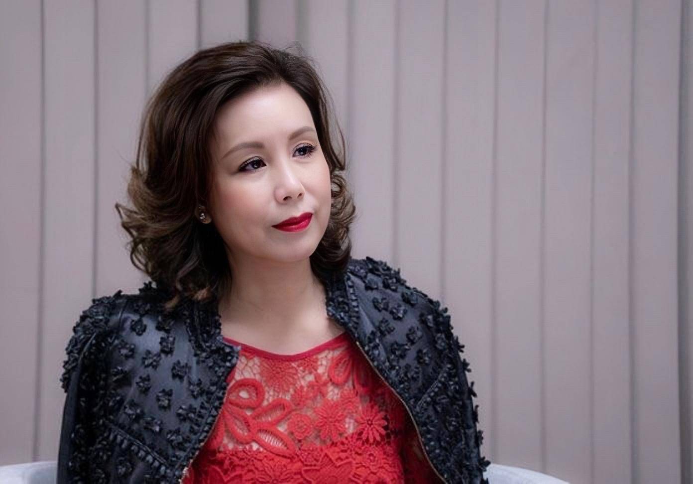 大女儿的名字改成了现在的张君,跟随着她的姓(雪尔文的原名是张慧颖)