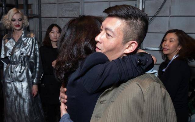 刘嘉玲晒时装周美照,但亲吻胡兵惹争议,是真性情还是玩得开?