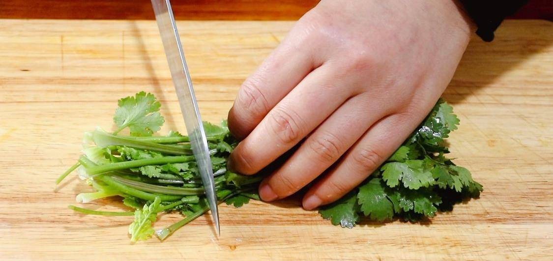 天冷也能吃凉拌菜,老豆腐切成丝,拌上秘制酱汁,很多人没吃过_香菜