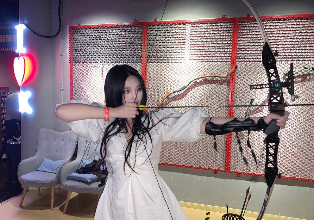 李熙凝不止会穿"淡黄的黄裙",穿少女白裙玩射击,反差萌杠杠的_连衣裙