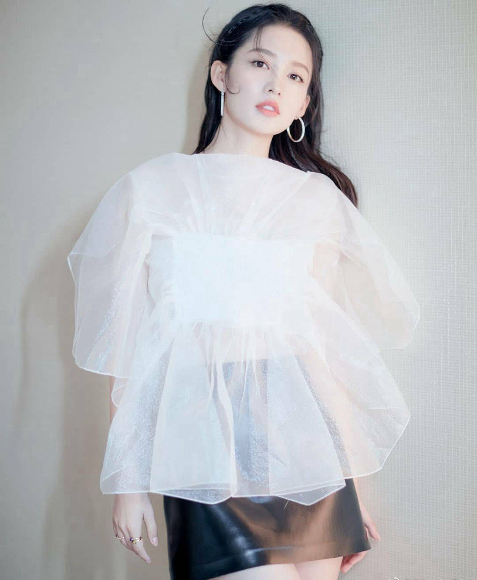 李沁白纱裙优雅恬静写真