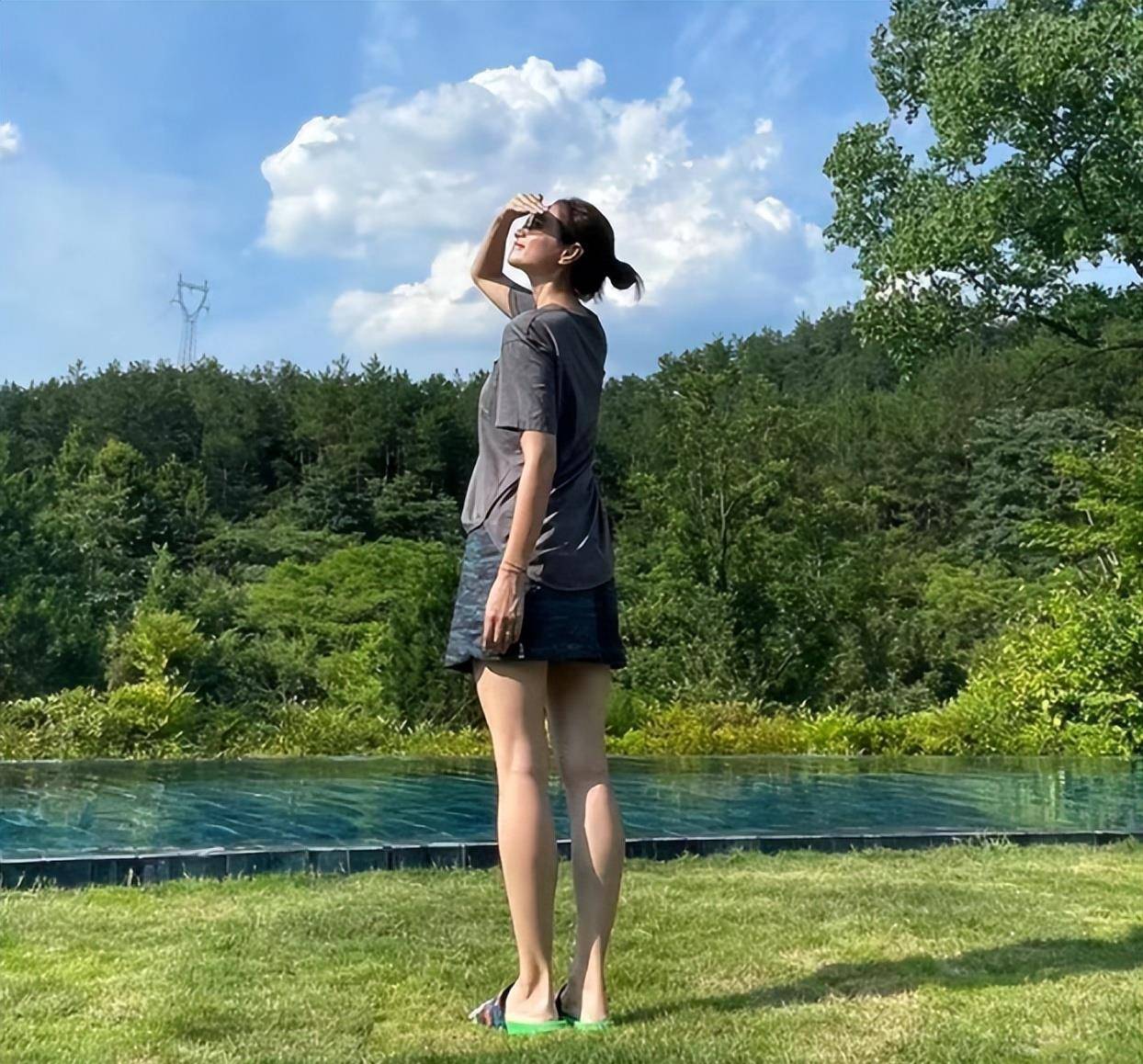 39岁朱亚文妻子罕晒素颜照，身材纤细似少女，阳光下大秀白皙长腿_手机搜狐网