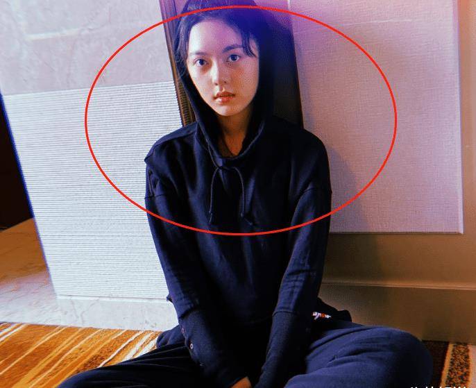 赵今麦宅家太久终于晒近照,看到素颜下的状态,确定是未成年?