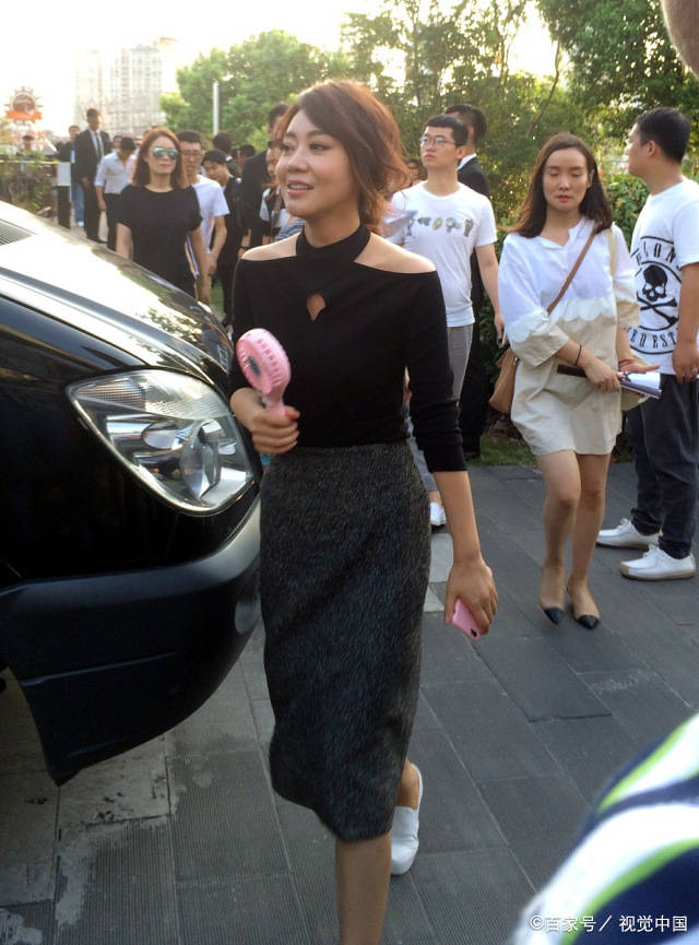 徐帆与刘蓓都是53岁,穿"挂脖"上衣都挺潮,赢的却是气质不同_颜色_衣服