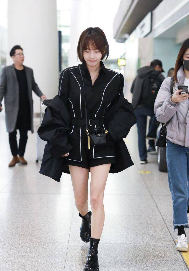 张嘉倪机场追时髦,穿羽绒马甲像裹着厚"毛毯",却依旧又瘦又美_黑色