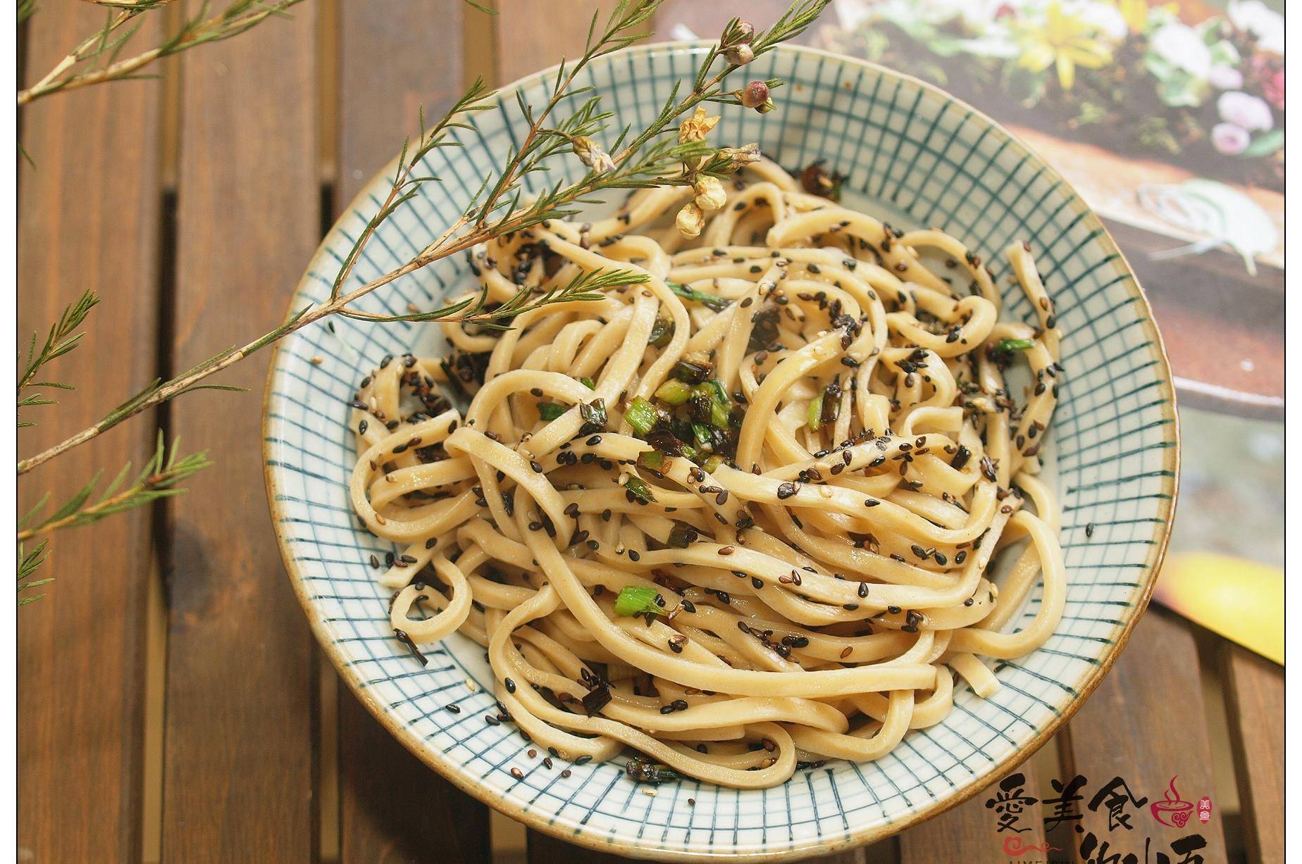 原创芝麻甜捞面潮汕的一碗传统干捞面让人意想不到的味觉享受