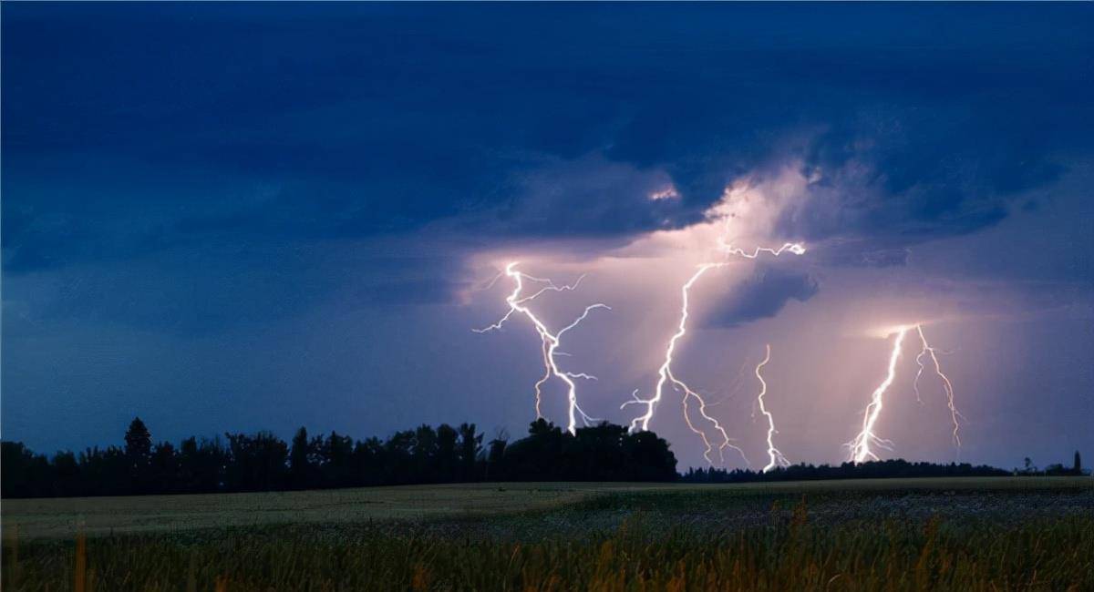 天空中突然出現一陣雷聲,隨後傾盆大雨揮洩而出