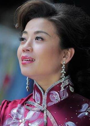 张也:干妈女歌手,登25次舞台,分手后至今未婚无子女_父亲_时候_关锦鹏