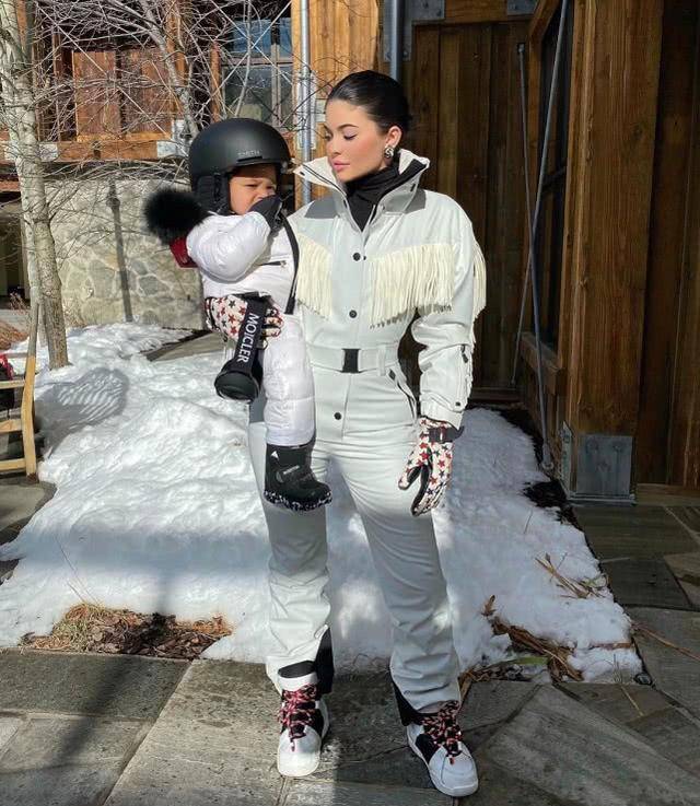 与歌手特拉维斯·斯科特(travisscott)育有一个女儿--斯托米