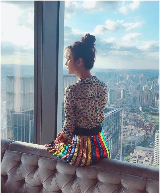 原创林心如穿衣太大胆了彩虹花朵印花齐上身宛如妙龄少女