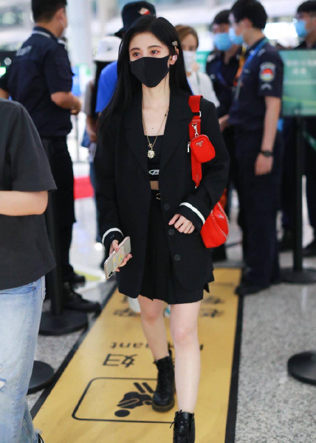 原创都忘了鞠婧祎也是女团出身穿西装百褶裙配马丁靴26岁像少女