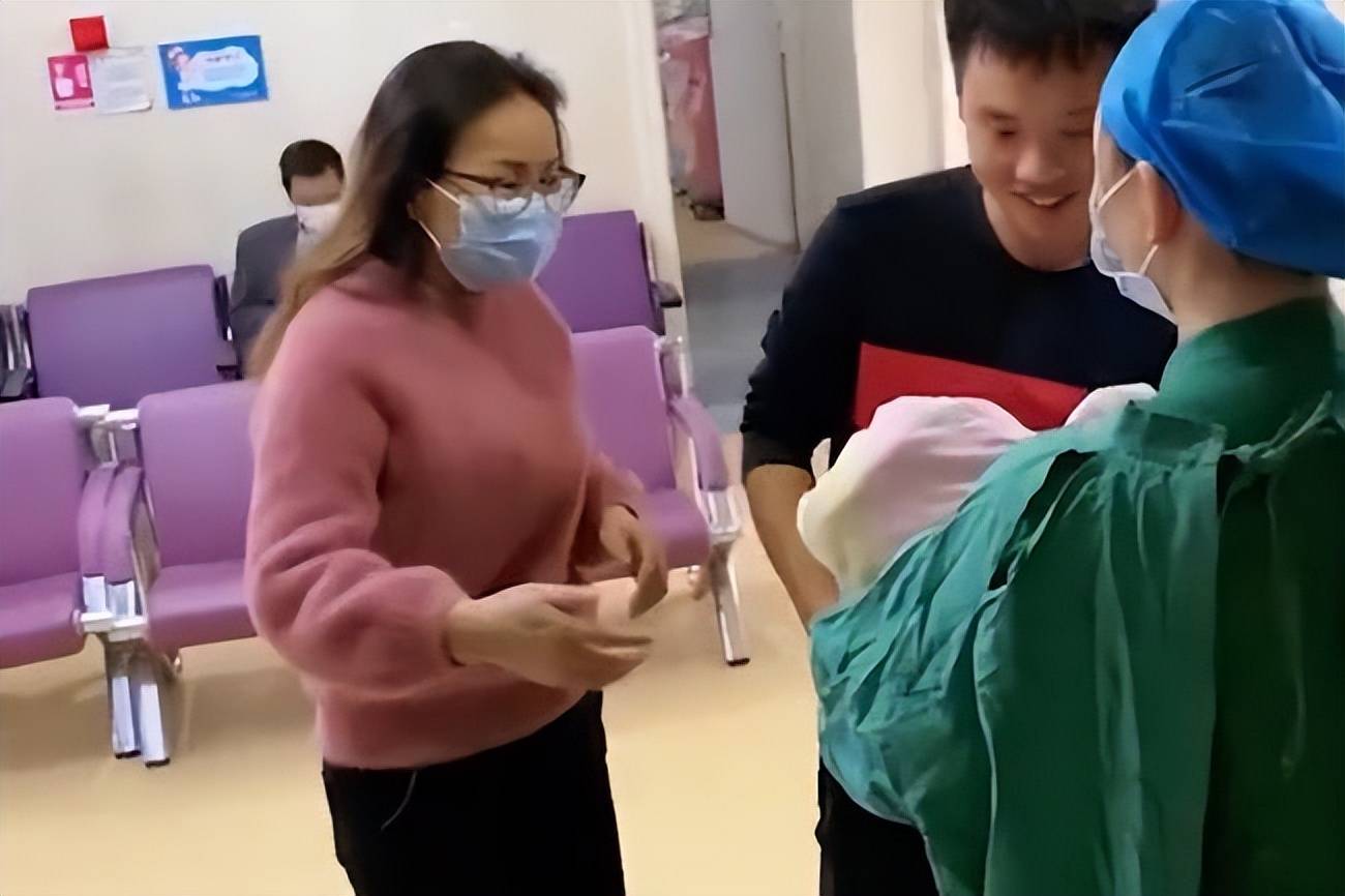 新生宝宝出产房,亲戚上前接被护士拒绝：娃的第一抱只属于爸爸