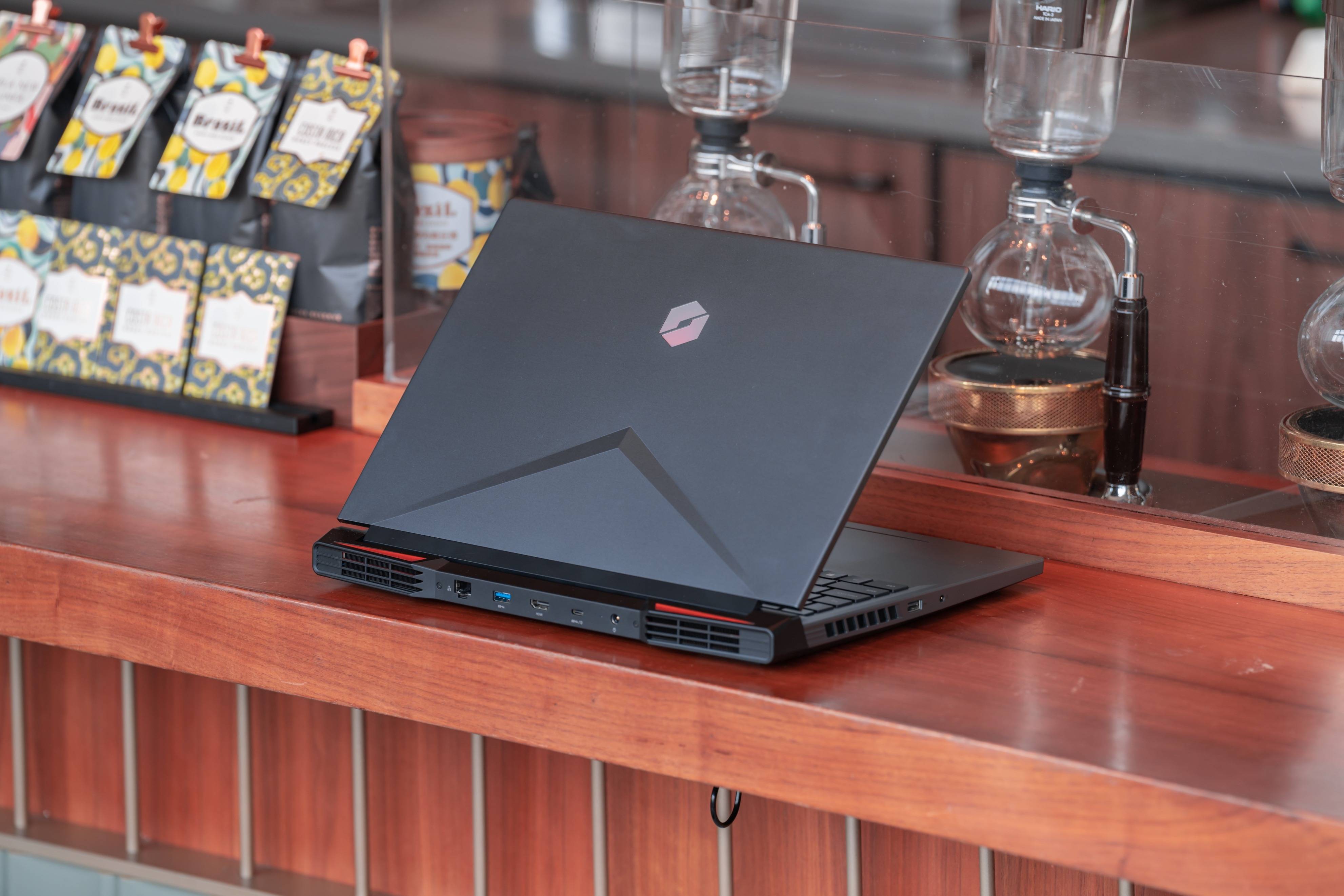 机械革命蛟龙 16:AMD 锐龙 7 6800H + 140W 满血 RTX 3060 的硬核游戏本