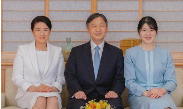 2022年的新年全家福,爱子公主的蓝色裙装与德仁天皇的蓝色领带相互