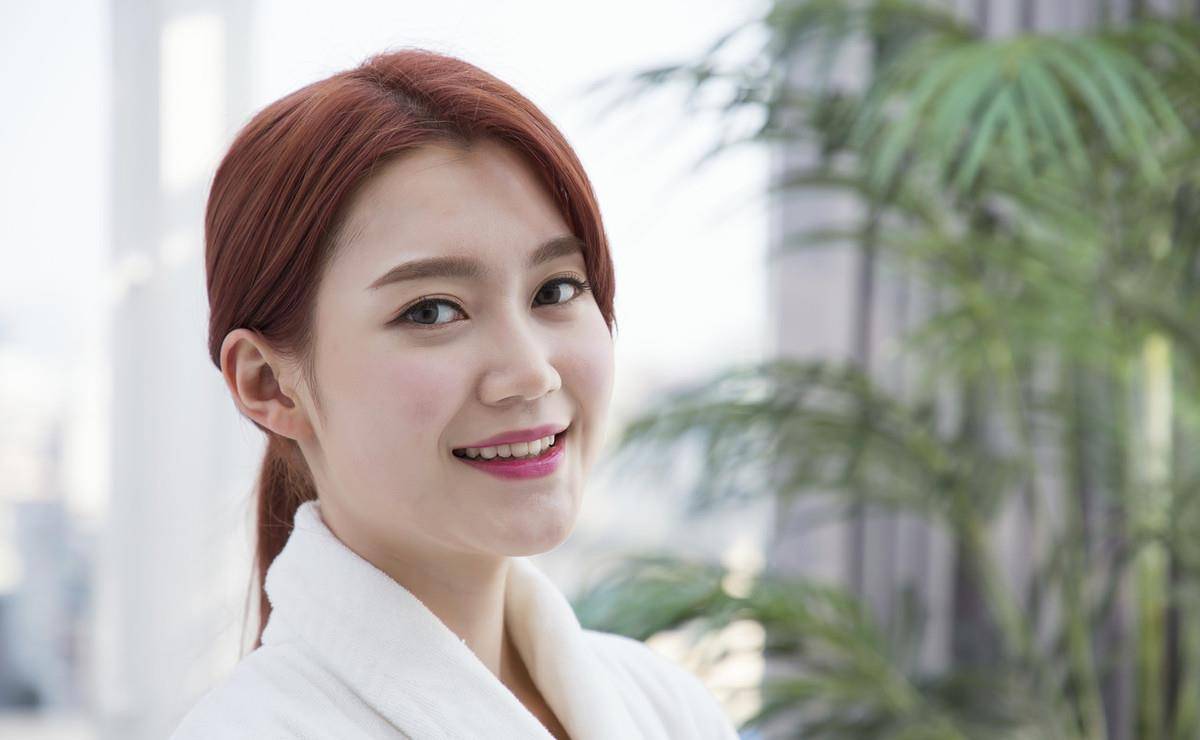 原创50岁的女人长相偏年轻究竟有什么用3个中年男人实话实说