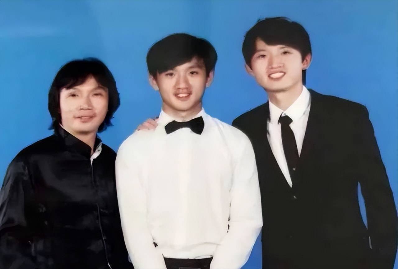 罗红与罗昊,罗成两兄弟,左为罗红而旺旺创始人蔡衍明认识到"人"的