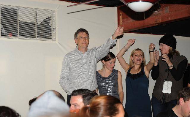 比尔盖茨到访爱泼斯坦的豪宅前总统克林顿的女装画像尤为醒目_关系