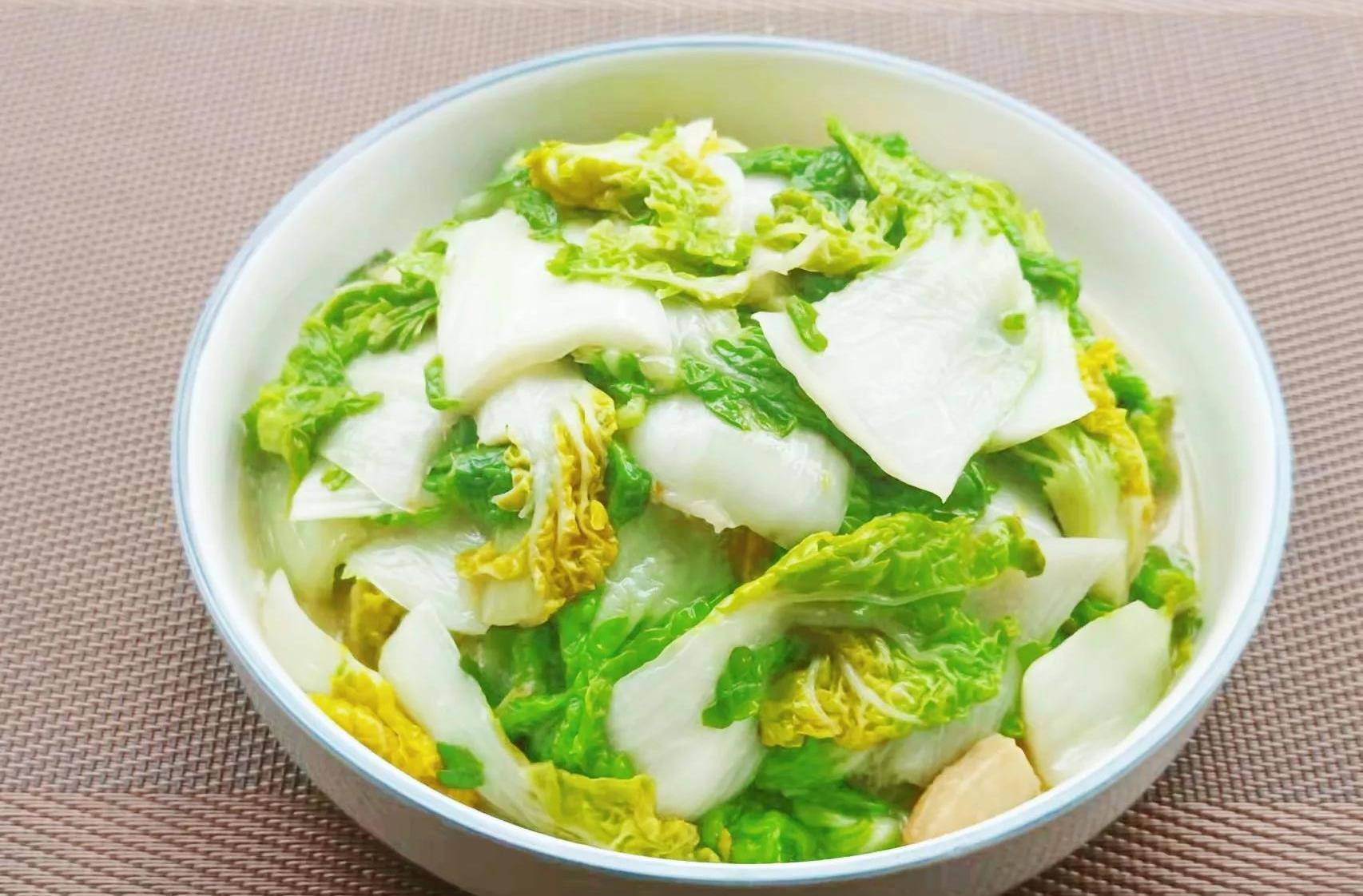 第2道:油渣炒黄心菜⑥西兰花颜色变深后就可以盛起来食用了.