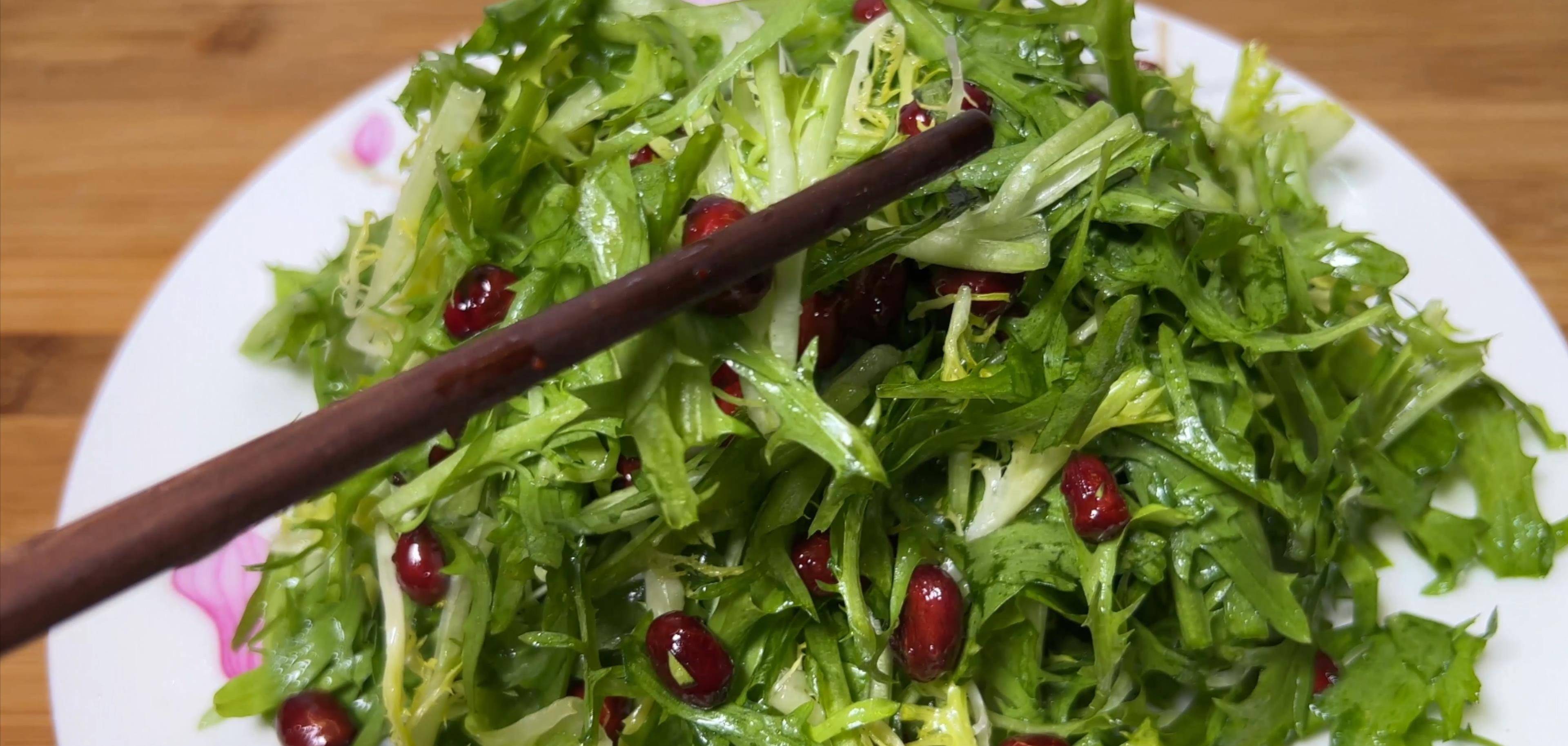 凉拌苦菊在饭店18元一盘,在家这样做,2块钱搞定,爽口又开胃_花生米