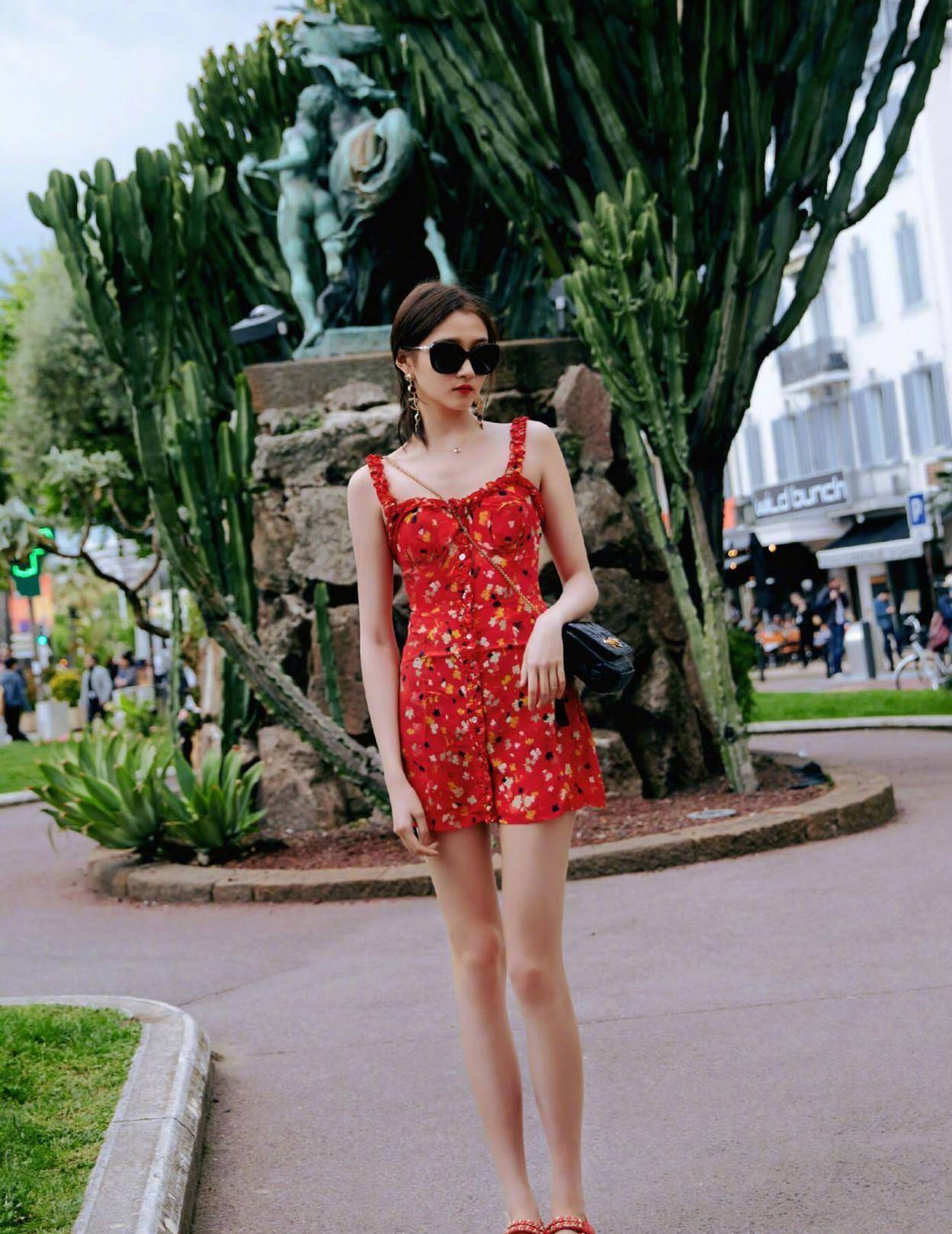 关晓彤晒自拍,手上的美甲和戒指抢镜,粉红妆配丸子头真少女_时尚_显得