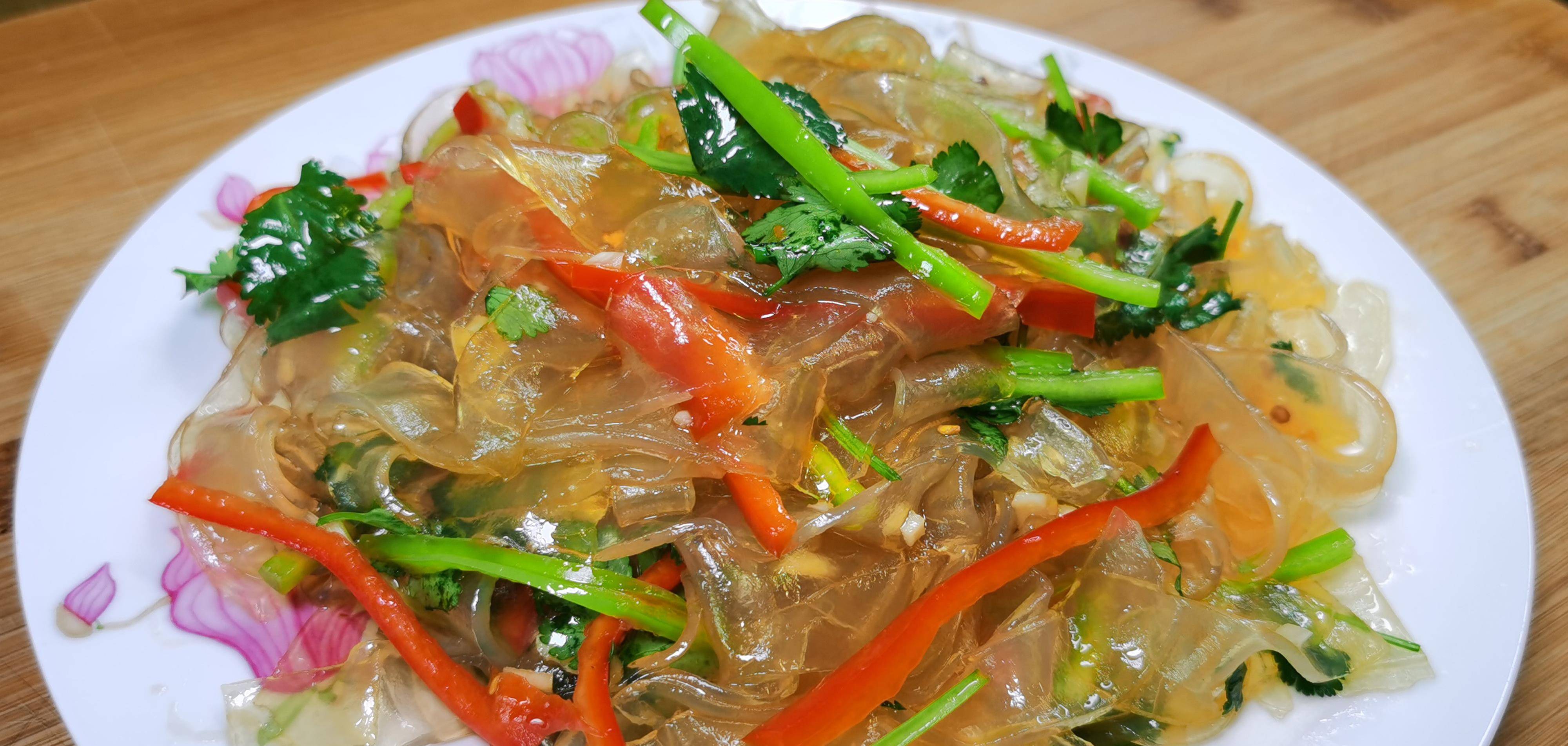 不管是做炖菜还是凉拌菜都很好吃,这样一道凉拌粉皮,清爽开胃,鲜香味