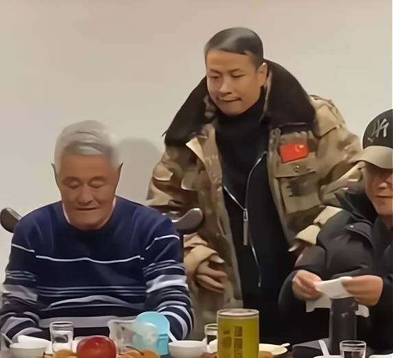 在庆功宴上,新领导安守书,端茶倒水伺候着赵本山_传媒_公司_网友
