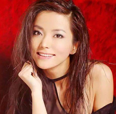 她是黄晓明的初恋,也是他永远的痛,却红颜薄命穿婚纱下葬_李钰_赵薇