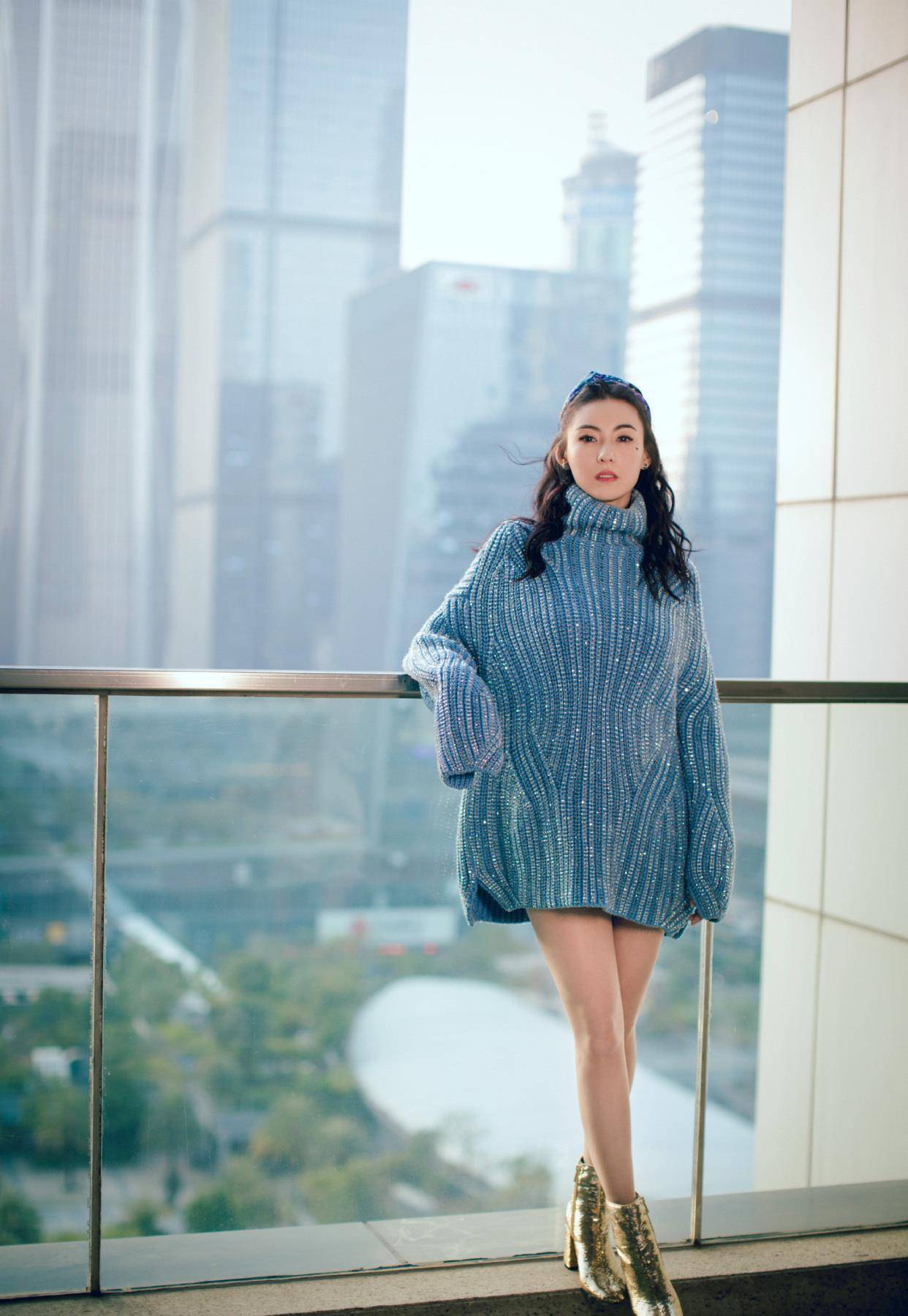 张柏芝穿蓝色毛衣玩"下衣失踪",发带减龄造型仿佛回到18岁_身材_卫衣