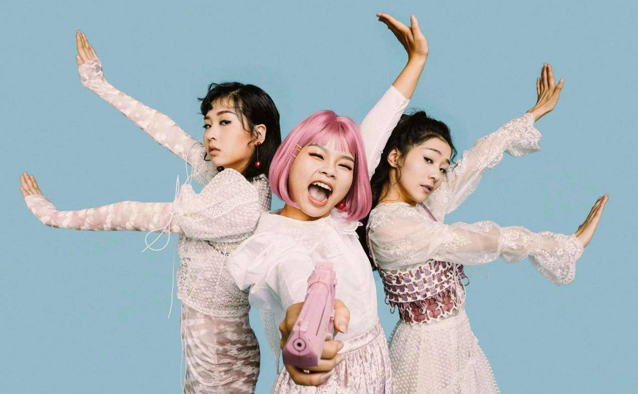 2022年的巡回演唱会中,台上的3unshine唱歌依旧跑调