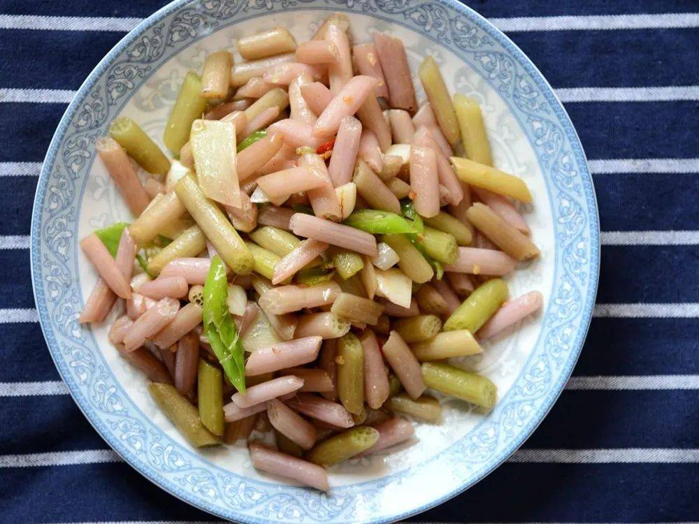 三伏天特有的一种"刺梗",剥皮后才能吃,生吃带咸味,15元/斤比藕带还贵