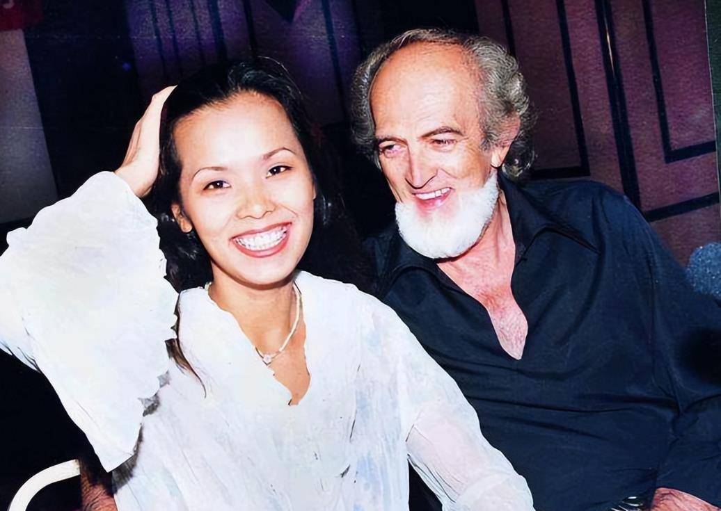 90年代歌手韦唯,与侯耀文分手后嫁老外,离婚后独自抚养3个儿子_生活