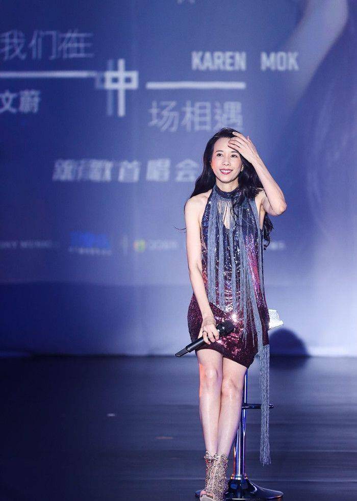 莫文蔚给腿买保险是对的,穿奶奶裤都能秀美腿,真不愧是顶级美腿_穿着