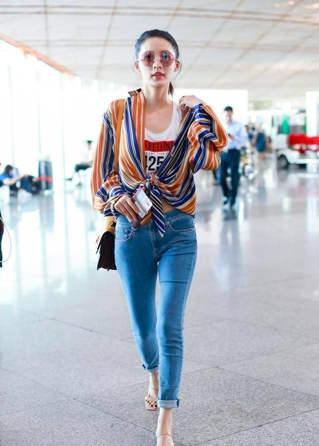 李沁穿衣时髦,衬衫不系扣打个结就出门,身材好一副"女团模样"_背心