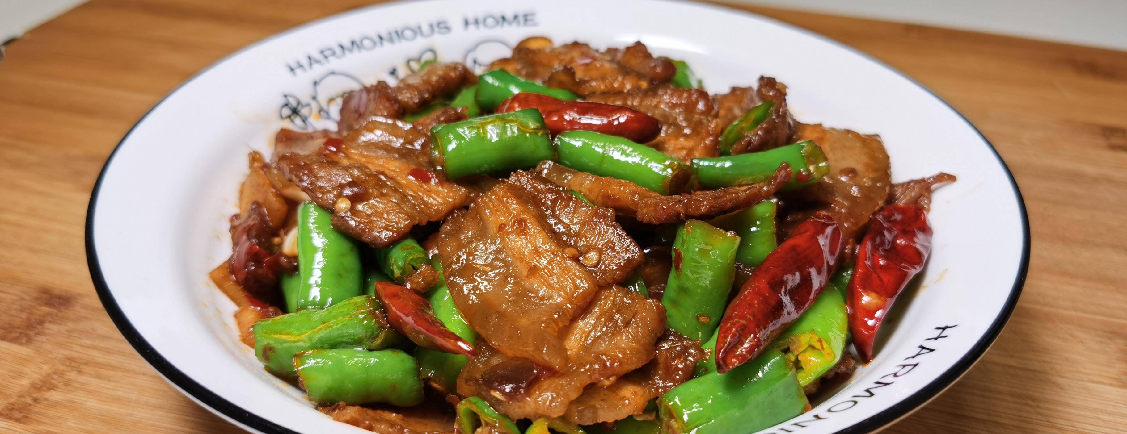 不仅不会太辣,五花肉不腻,味道也会更香,今天介绍一个线椒炒肉的做法