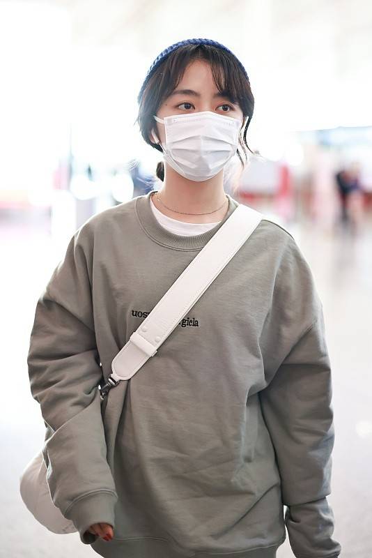 真不敢相信谭松韵已经30多岁身穿卫衣配毛线帽好日常超美