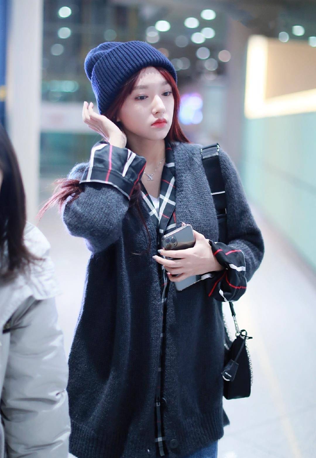 程潇现身机场本想借黑色低调一把却被酒红色长发出卖了个性