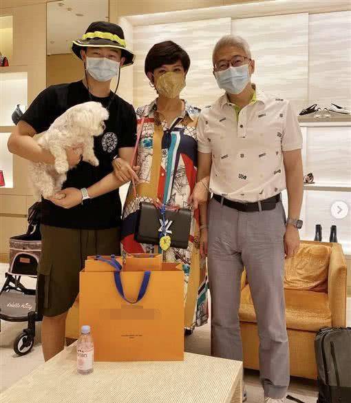 她自曝17年没夫妻生活,发现老公有6部手机,丈夫与助理同出同进_崔佩仪