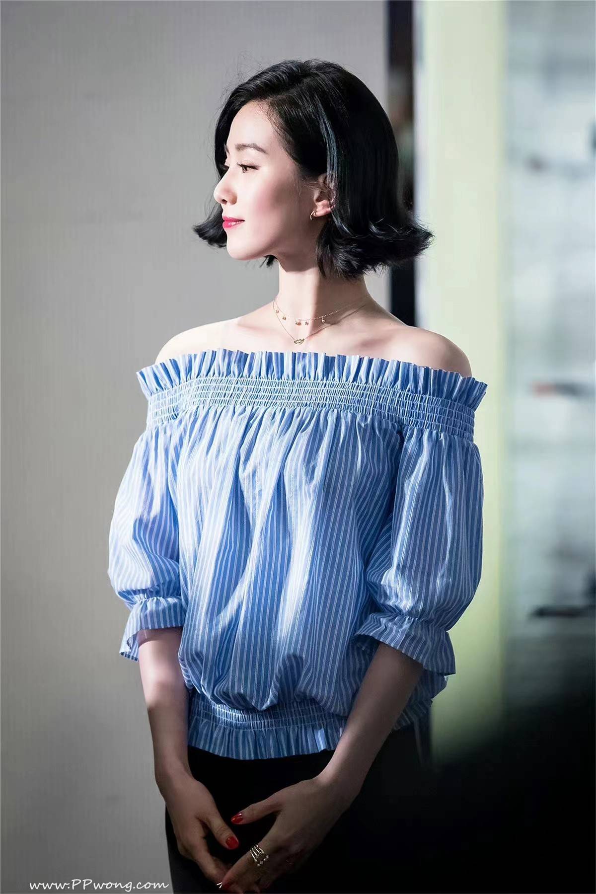 原创刘诗诗短发更美了一字领衬衫展现挺拔天鹅颈莞尔一笑优雅俏皮