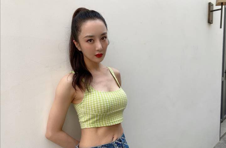 被狗咬毁容,如今穿吊带配牛仔裤身材太惊艳_健身_李依晓_黑色