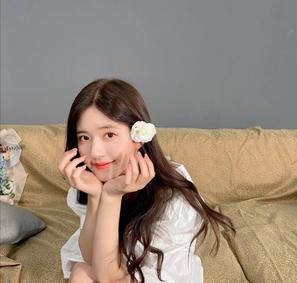 女明星美甲图鉴,赵露思最爱裸色,杨幂堪称红色控,戚薇风格更百变_款式