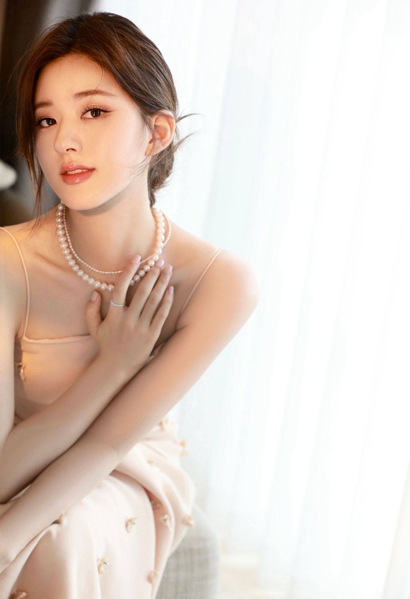 赵露思吊带连衣裙性感写真