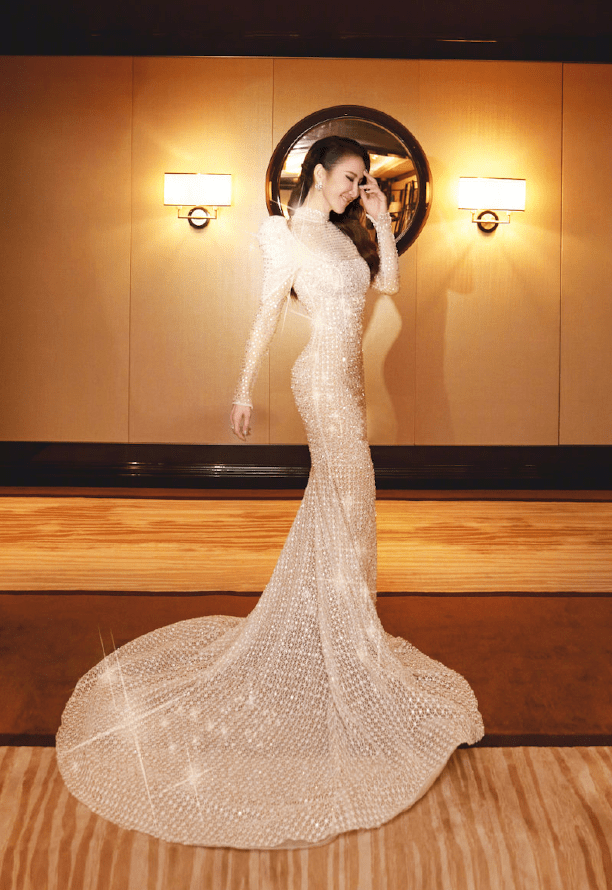 47岁李玟罕晒性感泳装照穿比基尼秀细腰美背素颜出镜状态好